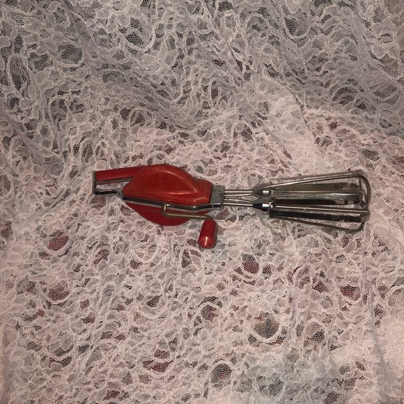 Vintage Red Handheld Egg Beater - Picture 4 of 7